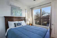 Hidden Downtown Gem- SwimSpa&FreeParking& Rooftop DT View; Walk2 Moody&UT&6th St