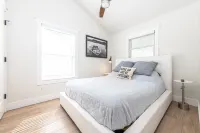 Phoebe’s Waterfront Lakehouse . Close to Mad River Mountain Skiing & Cranberry's Hotels in Stokes Township