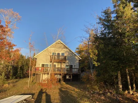 Lake Medora Loft House Near Copper Harbor and Mount Bohemia. Отели в г. Куино Каунти
