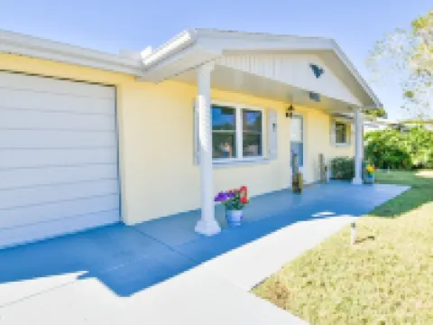 GREAT LOCATION WATERFRONT, HEATED POOL! BEAUTIFUL SUNSETS, ALL PETS STAY FREE! Hotels in Holiday