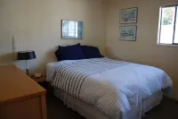 Rare Find - Waterfront Beal Beach House-Private Beach/Majestic View Hôtels à : Hansville