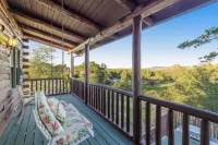 4 bedroom peaceful cabin with breathtaking views, walk to lake.