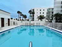 2BD/2BA Cocoa Beach Oceanfront, POOL & ALL Downtown! - مسبح خاص