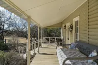 Magnolia Farmhouse at Lost Creek/Hot Tub🍷/Close to Downtown!