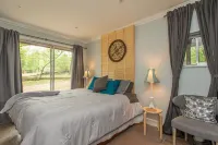 Beautiful Cabin for Two on Cedar Creek Lake