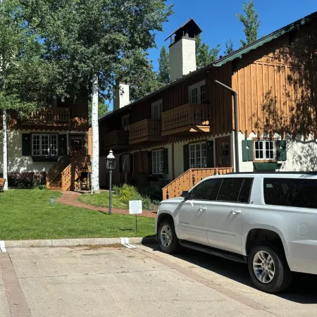 Deluxe private townhome minutes walk to Aspen Mountain skiing and downtown!