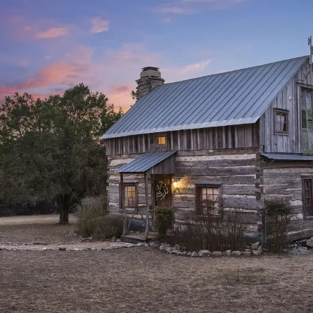 Voted Most Romantic! 1800's Peach Cabin/Close to Downtown/Hot Tub/Peaceful!