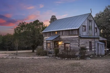 Voted Most Romantic! 1800's Peach Cabin/Close to Downtown/Hot Tub/Peaceful!