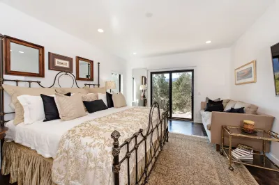 Exquisite Modern Home With Koi Pond, Hot Tub, Near Basalt & 25 Min to Aspen! Hotels near Love You More