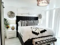 POSHPADZ Villa Kokomo-Lake View Patio- Walk to Jupiter Beach Sleeps 6 주피터 호텔
