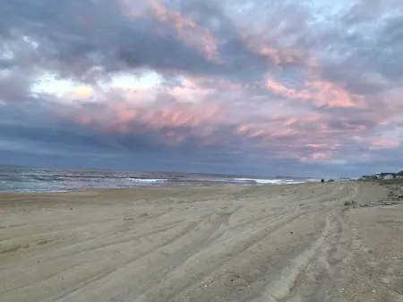 3 Bedroom, 2 Full Baths. Steps to Beach! Great Fall Rates Booking Now! Отели в г. Килл-Девил-Хилс