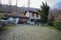 Beautiful rusticoat 7 km from Lake Orta with exclusive wood-fired Hot Tube Hotels in Casale Corte Cerro
