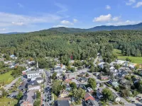 Newly Remodeled 5bed Walkable to Stowe Village