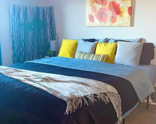 Delightful 1 bedroom, walk out balcony.  Near four major hospitals & WPAFB Hotels in Kettering