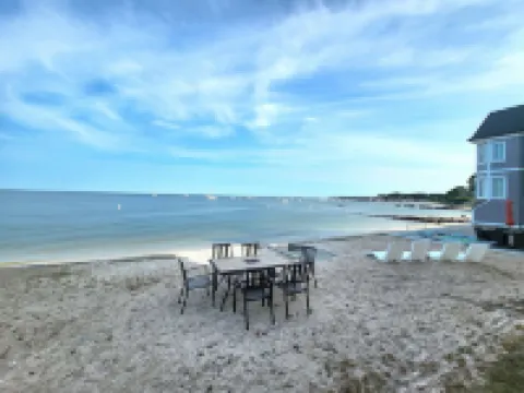 PRIVATE BEACH: A PALACE IN PARADISE @ NIANTIC W/ 6 QUEENS 1 TWIN BED Hotels in Niantic
