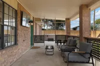 Sharyland Home with Jacuzzi & Playset, Sleeps 11! 미션 호텔