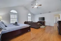 Stunning Lakefront, 1 King, 3 Queens, 3 Double Beds Kalahari Resorts & Conventions - Poconos附近的飯店