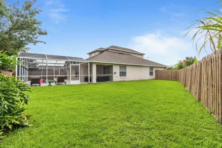 Charming  Pool 4-bedroom house with Wi-Fi And AC