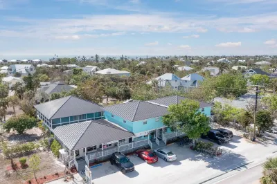Seahorse Suites #1. Pet Friendly Beach HAVEN! Hotels near Bella Isola Boutique