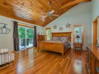 April Special ~ Mtn Views, Hot Tub+Fire Pit, WiFi, Gas Log Fireplace, Grill! Hotels in Mitchell County