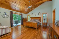 Amazing Mtn Views, Hot Tub+Fire Pit, High Speed WiFi, Gas Log Fireplace, Grill!