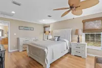 "PARADISE ON THE BAY Private Pool, Dock & Hot Tub!! Just 10 min to SGI