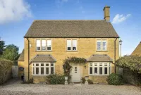 Chipping Campden Modern House, Garden, upstairs/downstairs bedrooms/bathrooms.