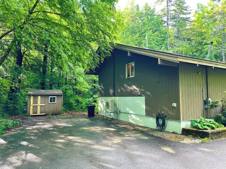 Treetop Retreat - Grill - Wood Stove - Pvt Deck Отели в г. Glen