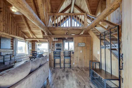 Mountain View Cabin Oasis near Smith Rock on Multi-acre Property, Dog-Friendly!