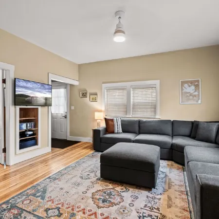 Cozy & Clean Home 2 blocks to Downtown, 3.5 mi. to base of Schweitzer!