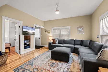 Cozy & Clean Home 2 blocks to Downtown, 3.5 mi. to base of Schweitzer!