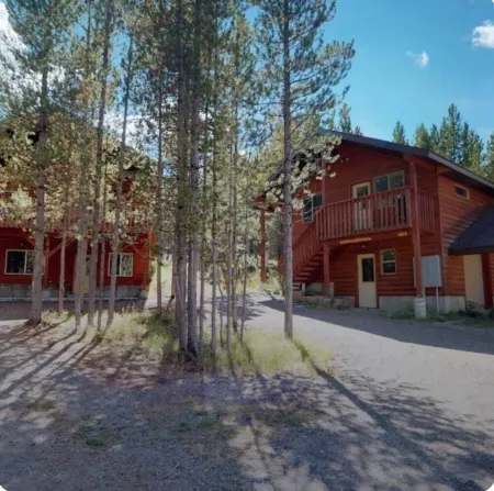 Yellowstone's Premier Hideaway! King Bed, Fire Pit, Dog & Wheelchair Friendly!