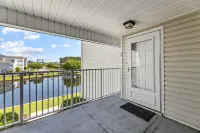 Family Size Beach Condo-Sleeps 10/ min to the Surfside Beach!