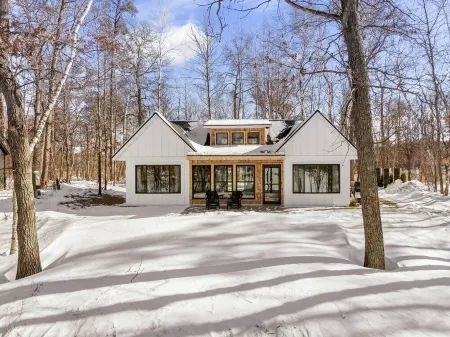 Waterfront Cabin! Infloor Heat, Fireplace, Games, New Hot Tub Mid Nov!