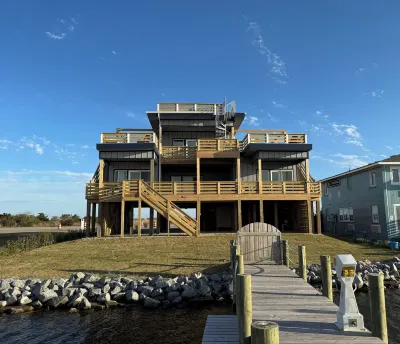 The Ripple Effect-Brand New & Waterfront - 360 Degree Water! Seaside Art Gallery附近的飯店