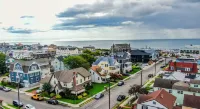 Beach block three story house center of town with parking - Jacuzzi