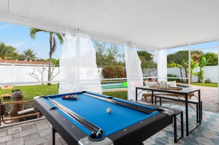 4BD w/ Heated Pool, Game Room & BBQ - Beach Nearby