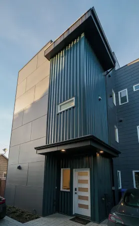 Steps to Alki Beach with Water Views Rooftop deck Отели рядом с достопримечательностью «Алки Пойнт Лайтхаус»