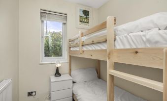 Secret Garden House with Free Parking by My Getaways