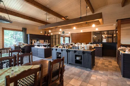 Lapland Hotels Ounasvaara Chalets Отели рядом со станцией Железнодорожная станция Рованеми