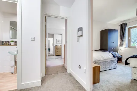 The President Отели рядом с достопримечательностью «Birches Green Evangelical Free Church»