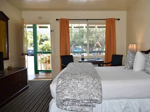 Monterey Pines Inn