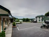 Knights Inn Huntsville, on - parkir