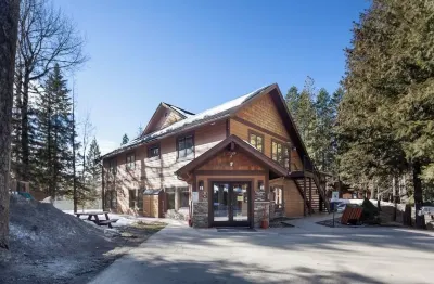 Chalet Chic. Private Lakefront. Children's Fish Pond. Explore Glacier, Ski, Hike