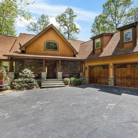 Spacious 5-bedroom Mountain House with Movie Room & Pool Table