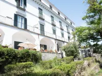 Casa Enzina Отели рядом с достопримечательностью «Площадь Пьяца-Тассо»