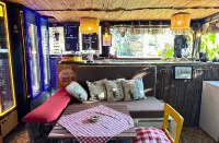 Mona Glamping Caravan Suites - bar