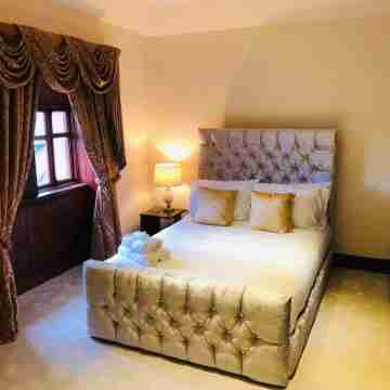 Beautiful 4-Bed Villa in Glasgow Rooms