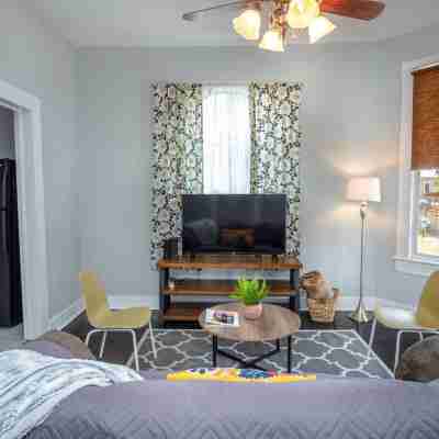 Remodeled Historic 2Br 1BA House Near Downtown Rooms