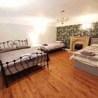 House - Sleeps up to 14 & Parking Available Rooms